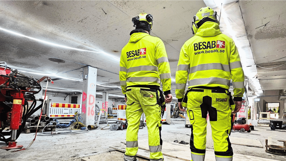 BESABs medarbetare som arbetar med grundförstärkning på byggarbetsplatsen.
