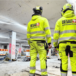 BESABs medarbetare som arbetar med grundförstärkning på byggarbetsplatsen.