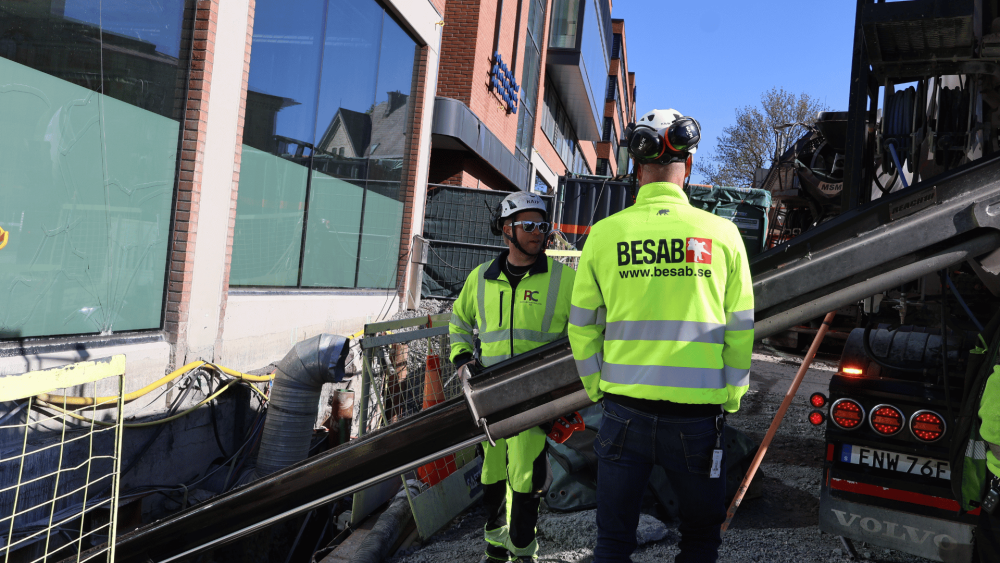 Utanför Skattehuset där grundförstärkning genomförs.